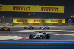 Маркус Эрикссон, Alfa Romeo Sauber C37, и Стоффель Вандорн, McLaren MCL33
