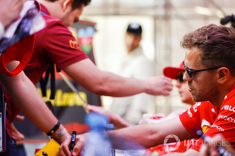 Sebastian Vettel, Ferrari, firma un autógrafo