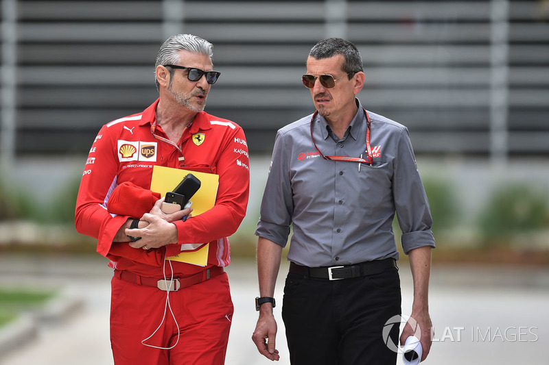 Maurizio Arrivabene, director del equipo Ferrari y Guenther Steiner, director del equipo de Haas F1