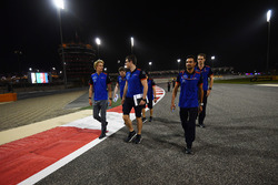Brendon Hartley, Scuderia Toro Rosso walks the track