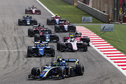 Lando Norris, Carlin, devance Sergio Sette Camara, Carlin au départ