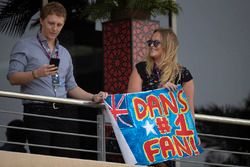 Daniel Ricciardo, Red Bull Racing fans en spandoeken