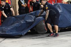 El auto accidentado de Max Verstappen, Red Bull Racing RB14 es recuperado en la Calificación