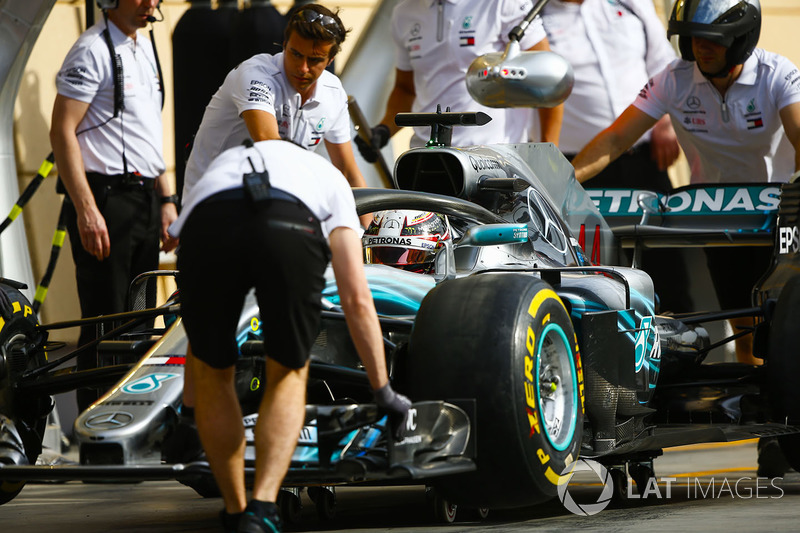 Ingegneri Mercedes con Lewis Hamilton, Mercedes AMG F1 W09, in pit lane