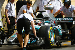 Mercedes engineers with Lewis Hamilton, Mercedes AMG F1 W09, in the pit lane