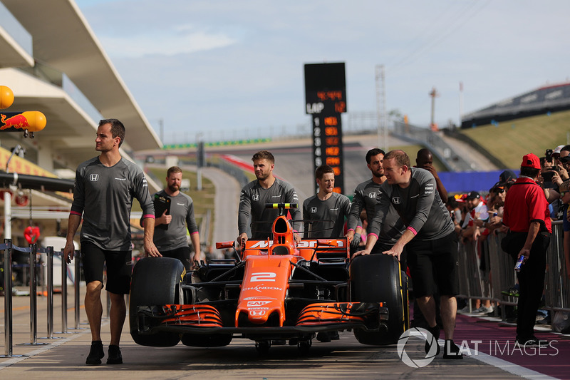 McLaren mechanics with McLaren MCL32 in pit lane