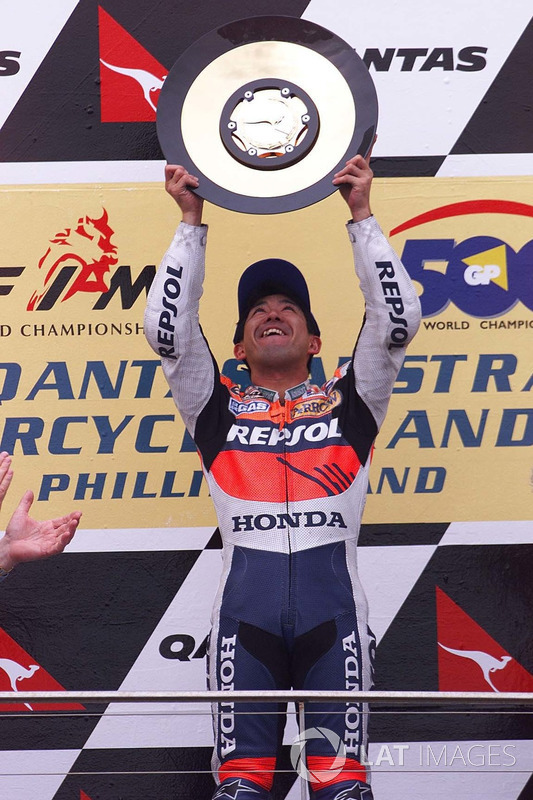 Podio: 1º Tadayuki Okada, 2º Max Biaggi, 3º Regis Laconi