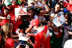 Kimi Raikkonen, Ferrari, firma de autógrafos para los aficionados