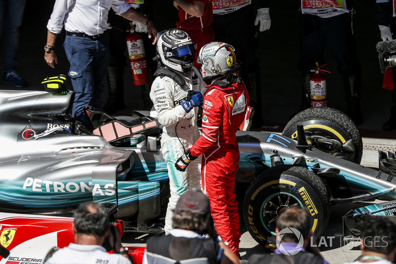 Yarış galibi Sebastian Vettel, Ferrari SF70H, parc ferme, Valtteri Bottas, Mercedes AMG F1