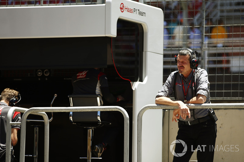 Guenther Steiner, Team Principal, Haas F1 Team, sur le muret des stands