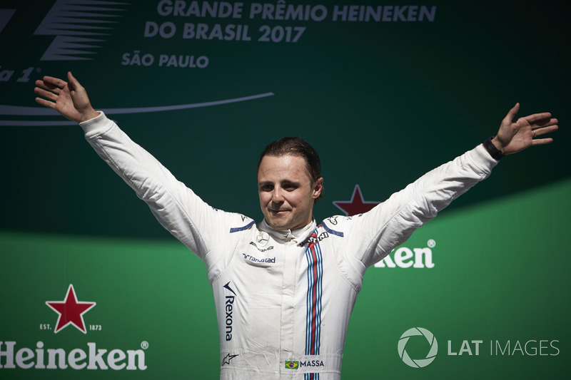 Felipe Massa, Williams, saluda a sus fans locales desde el podio tras su última carrera en casa