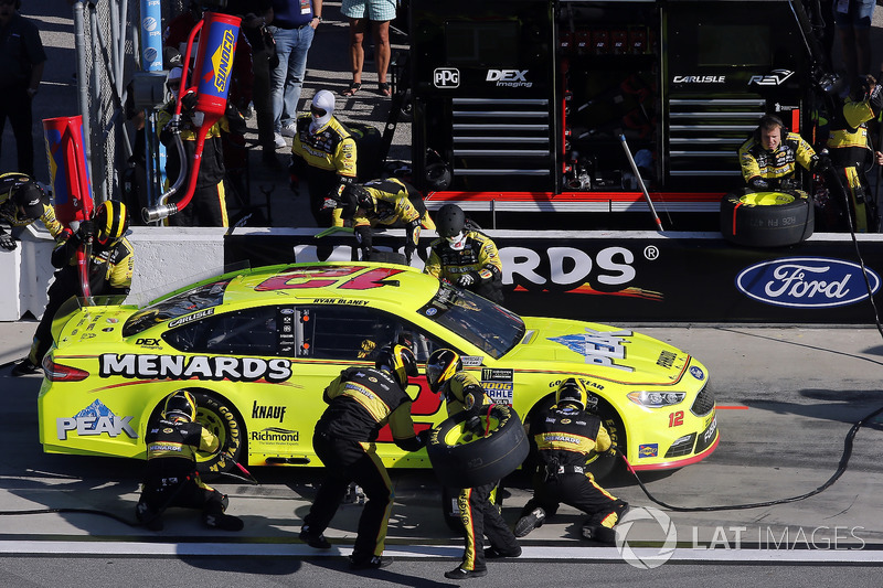 Ryan Blaney, Team Penske Ford Fusion pit stop