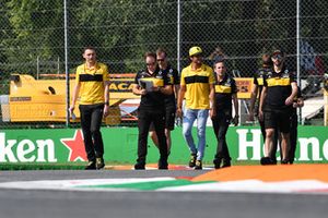 Carlos Sainz Jr., Renault Sport F1 Team RS 18 walks the track