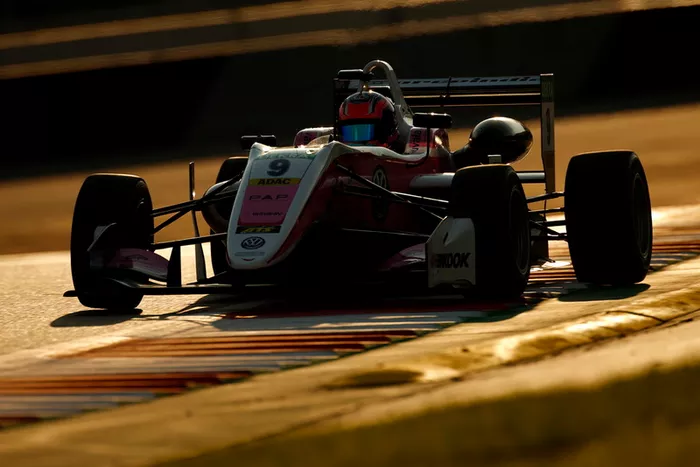 Jehan Daruvala, Carlin Dallara F317 - Volkswagen
