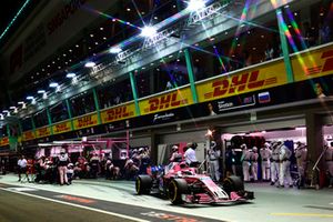 Sergio Perez, Racing Point Force India VJM11, makes a pit stop