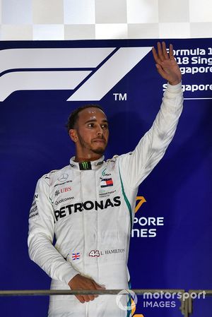 Il vincitore della gara Lewis Hamilton, Mercedes-AMG F1 W09 EQ Power+, festeggia sul podio