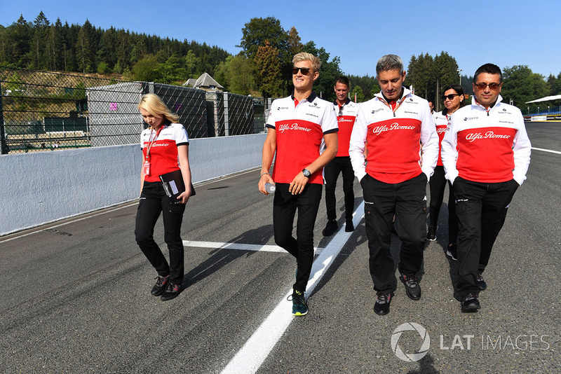 Marcus Ericsson, Sauber walks the track