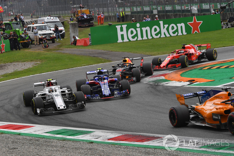 Charles Leclerc, Sauber C37, Pierre Gasly, Scuderia Toro Rosso STR13, Daniel Ricciardo, Red Bull Racing RB14 et Sebastian Vettel, Ferrari SF71H en lutte
