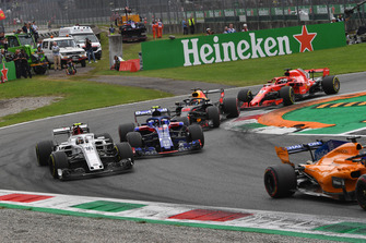 Charles Leclerc, Sauber C37, Pierre Gasly, Scuderia Toro Rosso STR13, Daniel Ricciardo, Red Bull Racing RB14 and Sebastian Vettel, Ferrari SF71H battle