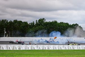 El accidente entre Robert Wickens, Schmidt Peterson Motorsports Honda, James Hinchcliffe, Schmidt Peterson Motorsports Honda, Ryan Hunter-Reay, Andretti Autosport Honda, Pietro Fittipaldi, Dale Coyne Racing Honda / Todd Dziadosz