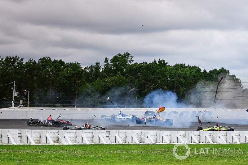 Robert Wickens, Schmidt Peterson Motorsports Honda, James Hinchcliffe, Schmidt Peterson Motorsports Honda, Ryan Hunter-Reay, Andretti Autosport Honda, Pietro Fittipaldi, Dale Coyne Racing Honda crash Todd Dziadosz