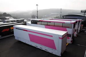 Des camions Force India sans logos dans le paddock