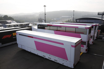 Des camions Force India sans logos dans le paddock