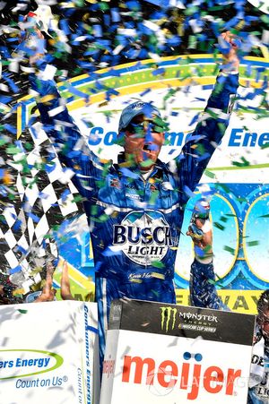 Il vincitore della gara Kevin Harvick, Stewart-Haas Racing, Ford Fusion Busch Light / Mobil 1