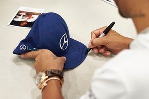 Lewis Hamilton, Mercedes AMG F1, firma autografi ai tifosi