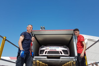 La Porsche 911 GT3 Cup di Daniele Cazzaniga, Ghinzani Arco Motorsport, sul camion