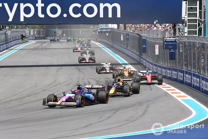 Daniel Ricciardo, VCARB 01, lidera Sergio Pérez, Red Bull Racing RB20, y Carlos Sainz, Ferrari SF-24