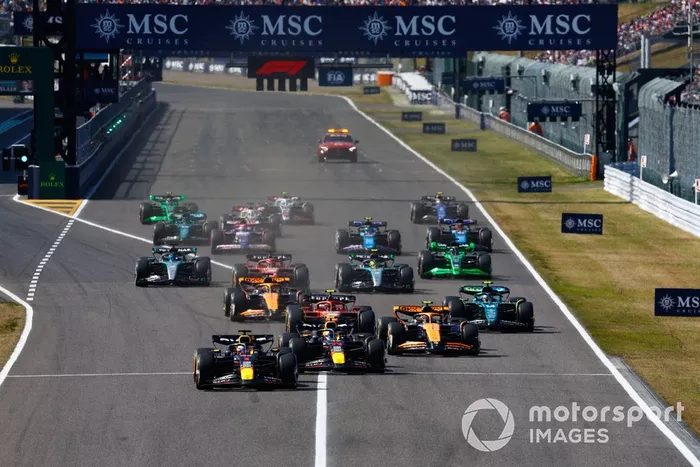 Max Verstappen, Red Bull Racing RB20, Sergio Perez, Red Bull Racing RB20, Lando Norris, McLaren MCL38, Carlos Sainz, Ferrari SF-24, Fernando Alonso, Aston Martin AMR24, Oscar Piastri, McLaren MCL38, le reste du peloton pour la reprise.