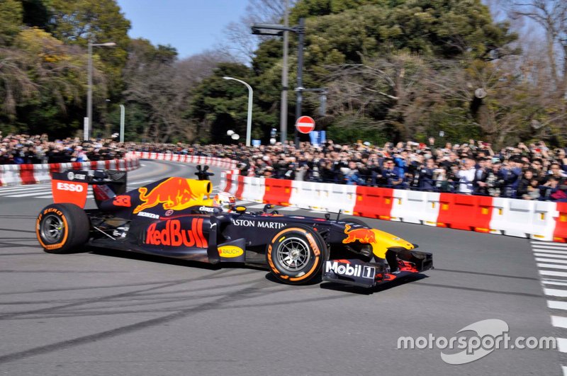 Red-Bull-Showrun in Tokio