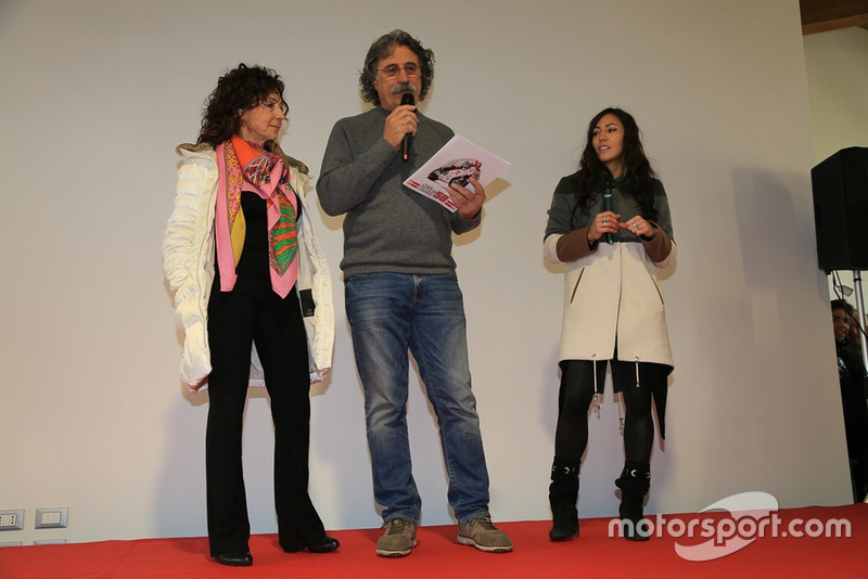 Rossella Simoncelli, Paolo Simoncelli y  Kate Fretti en la inauguración de la Casa Marco Simoncelli