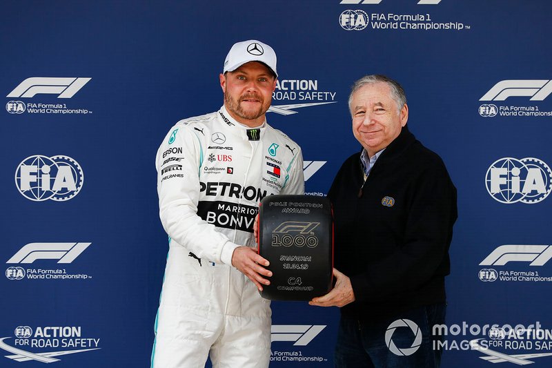 Valtteri Bottas, Mercedes AMG F1 receives the Pirelli Pole Position award from Jean Todt, President, FIA 