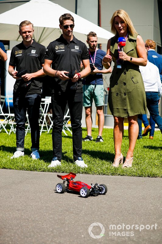 Romain Grosjean, Haas F1 Team e Kevin Magnussen, Haas F1 Team e Rachel Brookes, Sky Tv