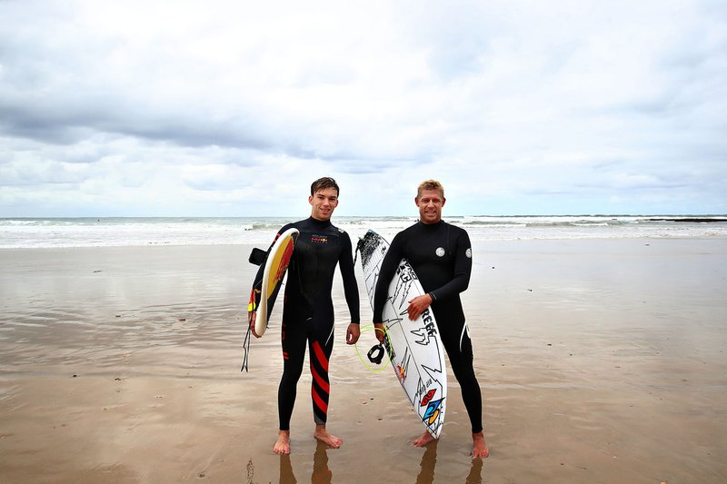 Pierre Gasly, Red Bull Racing, va a fare surf con la leggenda del surf Mick Fanning
