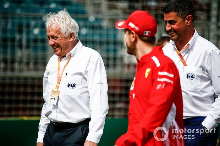 Charlie Whiting, director de carrera de la FIA, con Sebastian Vettel, Ferrari