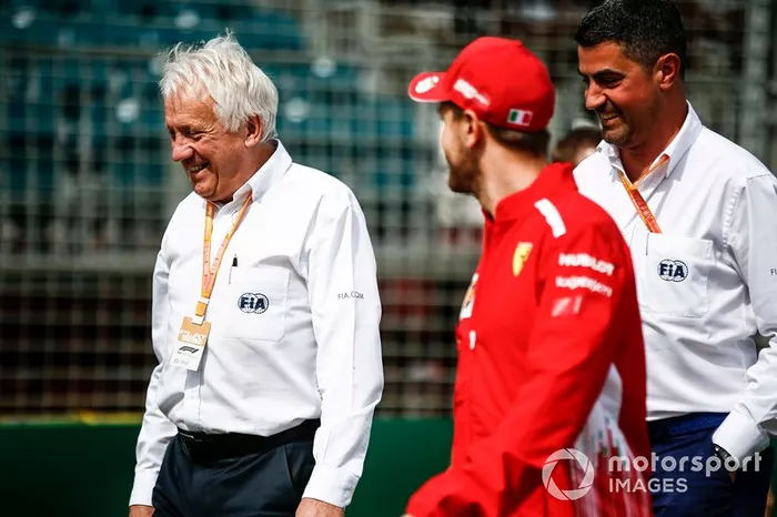 Charlie Whiting, director de carrera de la FIA, con Sebastian Vettel, Ferrari