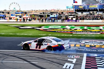 Yarış galibi Denny Hamlin, Joe Gibbs Racing, Toyota Camry FedEx Office