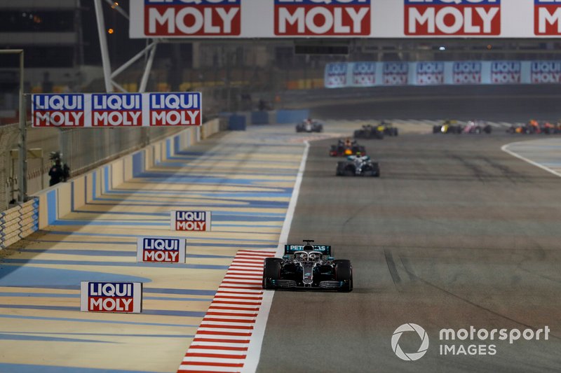 Lewis Hamilton, Mercedes AMG F1 W10, precede Valtteri Bottas, Mercedes AMG W10, e Max Verstappen, Red Bull Racing RB15