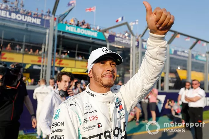Ganador de la pole Lewis Hamilton, Mercedes AMG F1 en Parc Ferme

