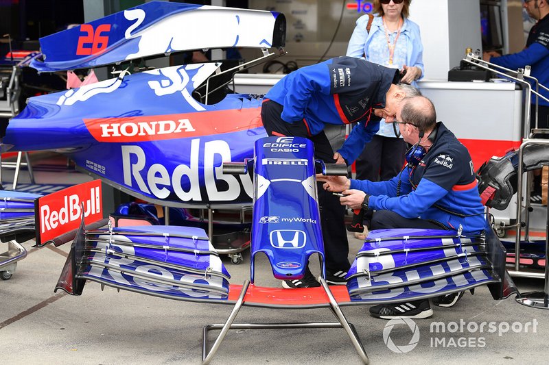 Franz Tost, Team Principal, Toro Rosso, inspects a front wing