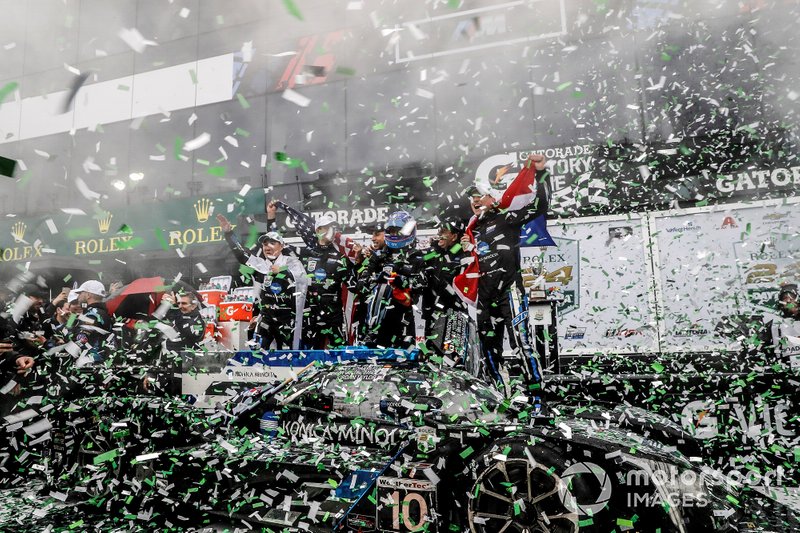 #10 Wayne Taylor Racing Cadillac DPi: Renger Van Der Zande, Jordan Taylor, Fernando Alonso, Kamui Kobayashi, victory celebration, podium