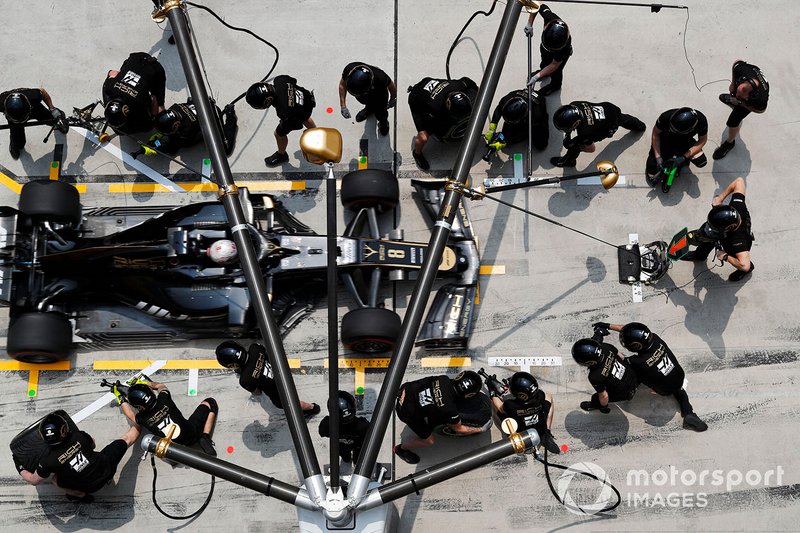 Romain Grosjean, Haas F1 Team VF-19, makes a stop during practice