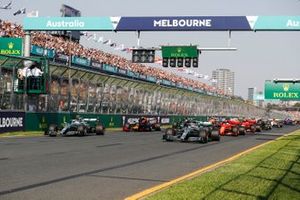 Les feux s'éteignent et Lewis Hamilton, Mercedes AMG F1 W10, mène devant Valtteri Bottas, Mercedes AMG W10, Sebastian Vettel, Ferrari SF90, Max Verstappen, Red Bull Racing RB15, et le reste du peloton