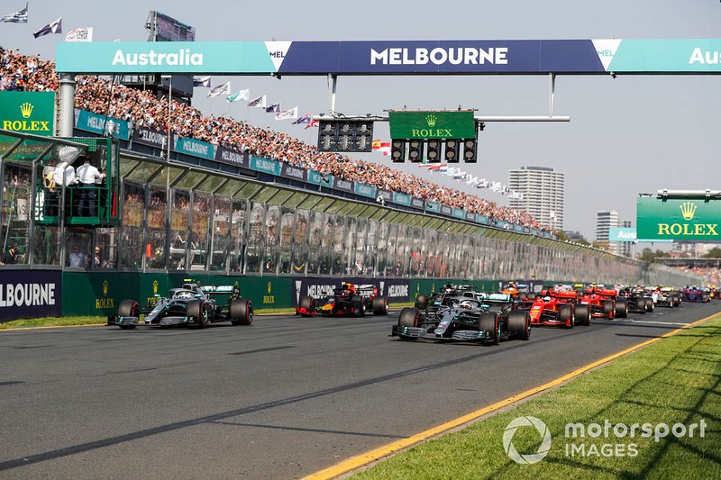 Las luces se apagan y Lewis Hamilton, Mercedes AMG F1 W10, lidera Valtteri Bottas, Mercedes AMG W10, Sebastian Vettel, Ferrari SF90, Max Verstappen, Red Bull Racing RB15 y el resto del campo al comienzo