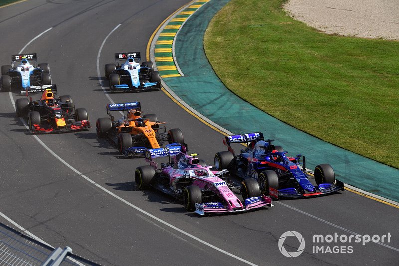 Daniil Kvyat, Toro Rosso STR14, Lance Stroll, Racing Point RP19, Carlos Sainz Jr., McLaren MCL34, Pierre Gasly, Red Bull Racing RB15, George Russell, Williams Racing FW42, and Robert Kubica, Williams FW42, al inicio