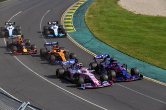 Daniil Kvyat, Toro Rosso STR14, voor Lance Stroll, Racing Point RP19, Carlos Sainz Jr., McLaren MCL34, Pierre Gasly, Red Bull Racing RB15, George Russell, Williams Racing FW42, en Robert Kubica, Williams FW42, bij de start