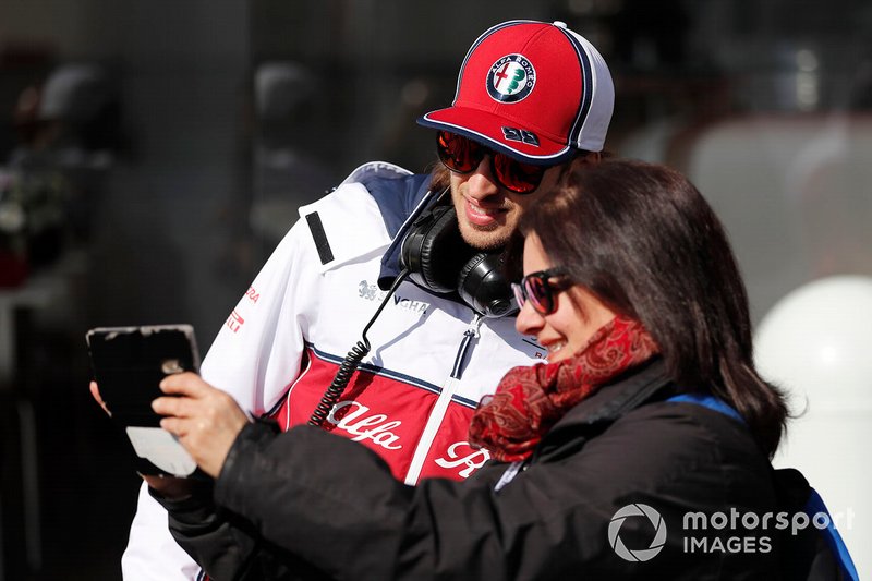 Antonio Giovinazzi, Alfa Romeo Racing with a fan